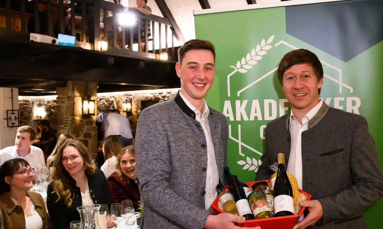 2026-03-10-19-58-30-2-begruessungsstammtisch-akademikergruppe-peter-zeschitz-1280x768-crop-65-44.webp